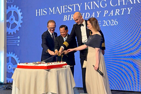 Dubes Inggris Dominic Jermey, Mendagri Tito Karnavian, Atase Pertahanan Inggris Capt (N) Paul Matthews, dan Dubes Inggris untuk ASEAN Helen Fazey memotong kue tart perayaan ulang tahun ke-78 Raja Charles III di Jakarta, Rabu (10/6/2026). Foto: Firda Brillianti/kumparan