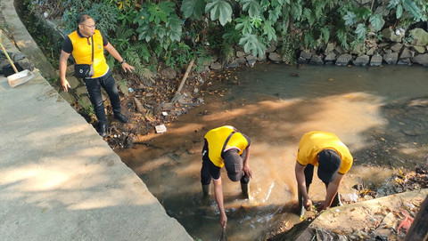 Personel Polsek Cisauk menggelar aksi bersih-bersih sungai di Jalan stasiun KA Cicayur, Cisauk, Tangerang, Kamis (11/6/2026). Foto: Dok. Istimewa