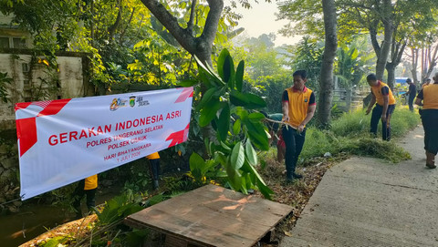 Personel Polsek Cisauk menggelar aksi bersih-bersih sungai di Jalan stasiun KA Cicayur, Cisauk, Tangerang, Kamis (11/6/2026). Foto: Dok. Istimewa