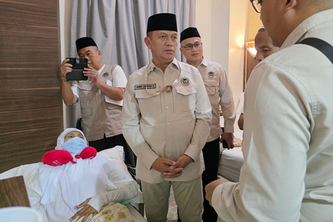Inspektur Jenderal Kementerian Haji dan Umrah (Kemenhaj), Dendi Suryadi, melakukan inspeksi mendadak (sidak) ke sejumlah titik krusial pelayanan jemaah haji di Madinah. Foto: Dok. Kemenhaj RI