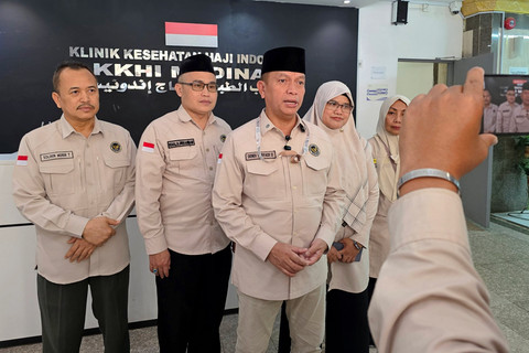 Inspektur Jenderal Kementerian Haji dan Umrah (Kemenhaj), Dendi Suryadi, melakukan inspeksi mendadak (sidak) ke sejumlah titik krusial pelayanan jemaah haji di Madinah. Foto: Dok. Kemenhaj RI