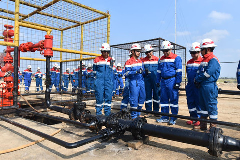 Wakil Direktur Utama Pertamina Oki Muraza (ketiga dari kanan) dalam memeriksa pipa OPF Balongan PHE ONWJ saat melakukan Management Walktrough di Indramayu, Jawa Barat pada Jumat (5/6/2026). Foto: Dok. Pertamina