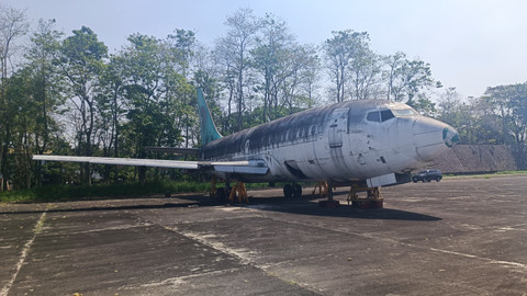 Pesawat Boeing 737-200 PK-IJJ "Tak Bertuan" yang terparkir di apron depan Hanggar N219 PT Dirgantara Indonesia (PTDI) Bandung, Kamis (11/6/2026). Foto: Abisatya/kumparan