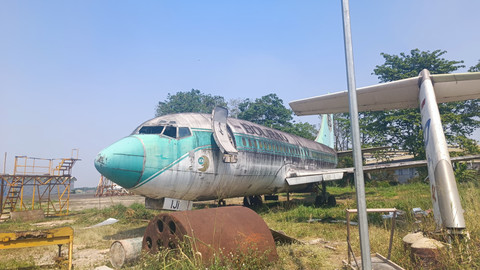 Pesawat Boeing 737-200 PK-IJI "Tak Bertuan" yang terparkir di apron depan Hanggar N219 PT Dirgantara Indonesia (PTDI) Bandung, Kamis (11/6). Dok. Abisatya Foto: Abisatya/kumparan