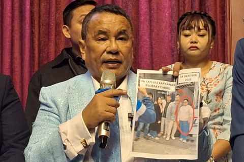 Hotman Paris Hutapea memberikan keterangan pers terkait dugaan kasus korupsi di lingkungan Direktorat Jenderal Bea dan Cukai di Le Nusa, Jakarta, (11/6/2026). Foto: Kevin Daniel/kumparan
