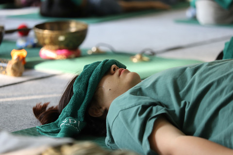 Momen relaksasi Awak kumparan saat mengikuti sesi sound healing. Foto: Dok. kumparan