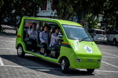 Mahasiswa Fakultas Teknologi Industri Universitas Islam Sultan Agung (Unissula) melakukan uji coba prototipe mobil listrik tenaga surya di kampus Unissula, Semarang, Jawa Tengah, Kamis (11/6/2026). Foto: Aprillio Akbar/ANTARA FOTO