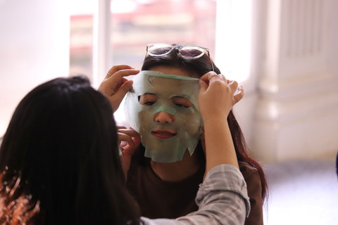 Momen keseruan Awak kumparan mencoba produk perawatan kulit bersama. Foto: Dok. kumparan