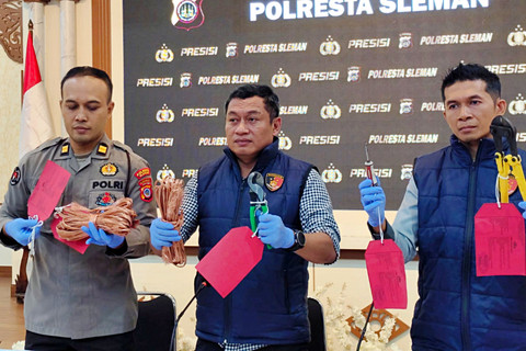 Unit Reaksi Cepat (URC) Satreskrim Polresta Sleman menunjukkan kabel tembaga BTS yang dimaling pencuri spesialis kabel BTS lintas Kabupaten di DIY. Foto: Panji/kumparan