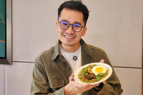 Chef, Content Creator, sekaligus F&B Consultant, Ade Koerniawan, dalam acara jumpa pers Indomie Mie Goreng Cabe Ijo akhirnya kembali, kini rasanya lebih pedas dan gurih, yang digelar di Urban Forest Cipete. Foto: Ela Nurlaela/kumparan