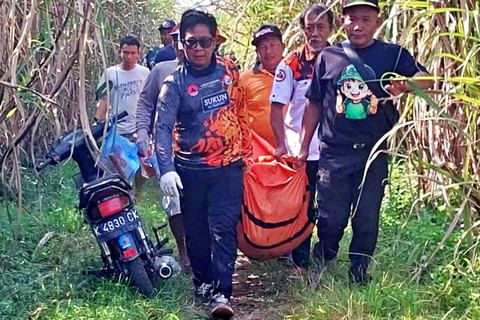 BPBD Kudus bersama pihak terkait mengevakuasi petani yang meninggal akibat terbakar di lahan tebu. Foto: Dok. BPBD Kudus 