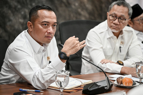 Mensesneg Prasetyo Hadi (kiri) dan Menko Pangan Zulkifli Hasan (kanan) mengikuti rapat koordinasi peningkatan kualitas program MBG dan SPPG terpencil di Kantor Kemenko Bidang Pangan, Jakarta, Kamis (11/6/2026). Foto: Fauzan/ANTARA FOTO