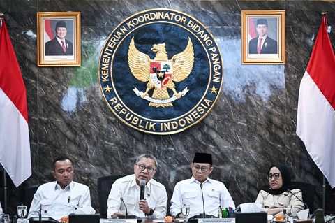 Menko Pangan Zulkifli Hasan (kedua kiri) memberikan paparan saat mengikuti rapat koordinasi peningkatan kualitas program MBG dan SPPG terpencil di Kantor Kemenko Bidang Pangan, Jakarta, Kamis (11/6/2026). Foto: Fauzan/ANTARA FOTO