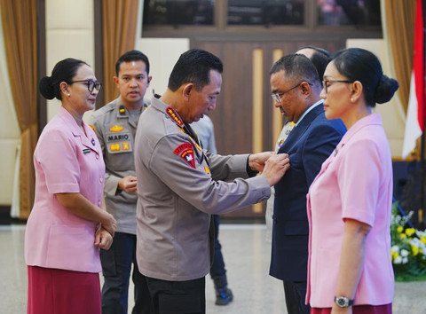 Kapolri Jenderal Listyo Sigit Prabowo memberikan sertifikat kurikulum internasional IB Diploma Programme (IBDP) dari International Baccalaureate Organization (IBO) kepada SMA Kemala Taruna Bhayangkara (KTB) di Mabes Polri, Kamis (11/6/2026). Foto: Dok. Mabes Polri