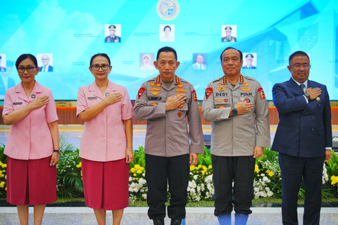 Kapolri Jenderal Listyo Sigit Prabowo memberikan sertifikat kurikulum internasional IB Diploma Programme (IBDP) dari International Baccalaureate Organization (IBO) kepada SMA Kemala Taruna Bhayangkara (KTB) di Mabes Polri, Kamis (11/6/2026). Foto: Dok. Mabes Polri