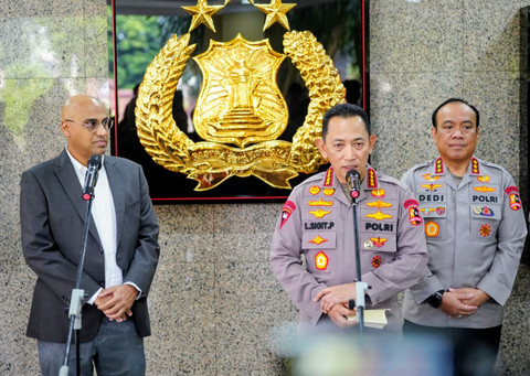 Kapolri Jenderal Listyo Sigit Prabowo memberikan sertifikat kurikulum internasional IB Diploma Programme (IBDP) dari International Baccalaureate Organization (IBO) kepada SMA Kemala Taruna Bhayangkara (KTB) di Mabes Polri, Kamis (11/6/2026). Foto: Dok. Mabes Polri