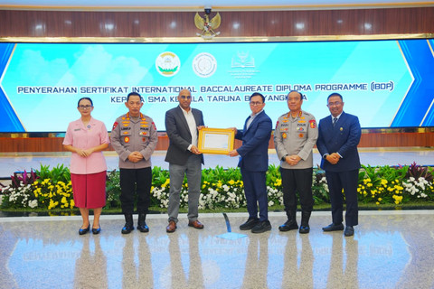 Kapolri Jenderal Listyo Sigit Prabowo memberikan sertifikat kurikulum internasional IB Diploma Programme (IBDP) dari International Baccalaureate Organization (IBO) kepada SMA Kemala Taruna Bhayangkara (KTB) di Mabes Polri, Kamis (11/6/2026). Foto: Dok. Mabes Polri