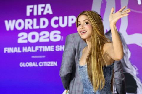 Penyanyi asal Kolombia, Shakira, melambaikan tangan kepada para hadirin saat pengumuman penampil halftime show Piala Dunia 2026 dalam panel Global Citizen dan Piala Dunia FIFA di acara Global Citizen NOW di New York City, Kamis (14/5/2026). Foto: Charly Triballeau/AFP