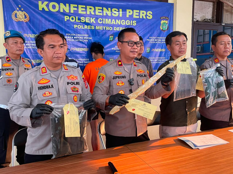 Jumpa pers kasus perampokan terhadap seorang ibu dan anak di Mapolsek Cimanggis, Kamis (11/6/2026). Foto: kumparan