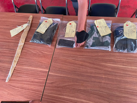 Barang bukti saat jumpa pers kasus perampokan terhadap seorang ibu dan anak di Mapolsek Cimanggis, Kamis (11/6/2026). Foto: kumparan