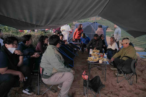 Diskusi dengan ojek-ojek Desa Wisata di Patakbanteng, lereng Gunung Prau, Wonosobo, Dieng, Jawa Tengah, Rabu (10/6/2026).  Foto: BCA