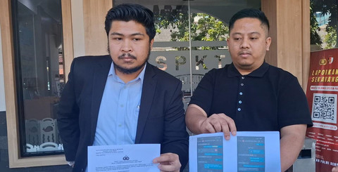 Pemilik Kapten Audio, Fajar Ramadhon (38) warga Surabaya, melaporkan presenter sekaligus artis, Vicky Prasetyo, dan seorang perempuan bernama Fiona Khairunisa, ke SPKT Polda Jatim, Kamis (11/6/2026). Foto: Farusma Okta Verdian/kumparan