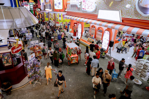 Warga mengunjungi Jakarta Fair 2026 di JIExpo Kemayoran, Jakarta, Kamis (11/6/2026). Foto: Jamal Ramadhan/kumparan