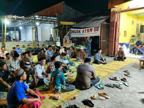 Keluarga menggelar yasinan dan doa bersama di rumah yang terbakar secara misterius sampai 125 kali di Margomulyo, Kapanewon Seyegan, Kabupaten Sleman, Kamis (11/6/2026). Foto: Arfiansyah Panji Purnandaru/kumparan