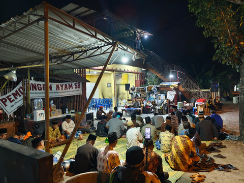 Keluarga menggelar yasinan dan doa bersama di rumah yang terbakar secara misterius sampai 125 kali di Margomulyo, Kapanewon Seyegan, Kabupaten Sleman, Kamis (11/6/2026). Foto: Arfiansyah Panji Purnandaru/kumparan