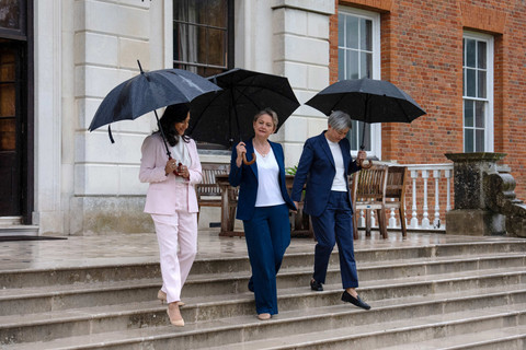 Menteri Luar Negeri Inggris Yvette Cooper (tengah) berjalan bersama Menteri Luar Negeri Australia Penny Wong (kanan) dan Menteri Luar Negeri Kanada Anita Anand (kiri) di taman Chevening House di Sevenoaks, Inggris selatan, Kamis (11/6/2026). Foto: CARL COURT/AFP