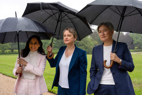 Menteri Luar Negeri Inggris Yvette Cooper (tengah) berjalan bersama Menteri Luar Negeri Australia Penny Wong (kanan) dan Menteri Luar Negeri Kanada Anita Anand (kiri) di taman Chevening House di Sevenoaks, Inggris selatan, Kamis (11/6/2026). Foto: CARL COURT/AFP