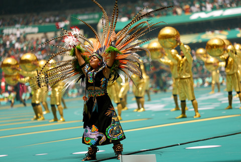 Penampil saat upacara pembukaan Piala Dunia FIFA 2026 antara Meksiko dan Afrika Selatan di Estadio Azteca, Mexico City, Meksiko, Kamis (11/6/2026). Foto: Hannah McKay/REUTERS