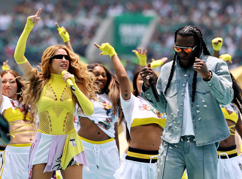 Penyanyi Shakira dan Burna Boy tampil bersama dalam upacara pembukaan sebelum berlangsungnya pertandingan Grup A Piala Dunia FIFA 2026 antara Meksiko dan Afrika Selatan di Estadio Azteca, Mexico City, Meksiko, Kamis (11/6/2026). Foto: Kai Pfaffenbach/REUTERS
