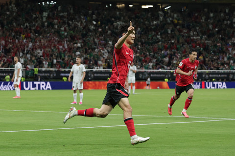 Pemain Korea Selatan, Hwang In-beom, melakukan selebrasi setelah mencetak gol pertama untuk timnya dalam pertandingan Grup A Piala Dunia FIFA 2026 antara Korea Selatan dan Republik Ceko di Estadio Guadalajara, Guadalajara, Meksiko, Kamis (11/6/2026). Foto: Amanda Perobelli/REUTERS