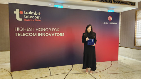 Direktur IT Telkomsel, Joyce Shia, turut meraih Twimbit Trailblazer Award atas keberhasilannya memimpin transformasi teknologi, termasuk pelaksanaan berbagai inisiatif modernisasi di lingkungan IT organisasi. Joyce menyampaikan bahwa, &ldquo;Telkomsel berkomitmen untuk terus meningkatkan pengalaman digital, sehingga pelanggan dapat menikmati pengalaman yang seamless di setiap layanan yang kami hadirkan, sebagai wujud komitmen kami untuk Melayani Sepenuh Hati.&rdquo;