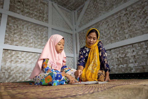 Ilustrasi orang tua mendampingi anak belajar di rumah. Foto: Andry Sasongko/Pexels