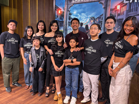 Titi Kamal dan para pemain film Perumahan Laddaland di MD Place, Jakarta Selatan, Kamis (11/6). Foto: Vincentius Mario/kumparan