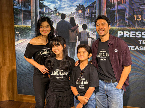 Titi Kamal dan para pemain film Perumahan Laddaland di MD Place, Jakarta Selatan, Kamis (11/6). Foto: Vincentius Mario/kumparan