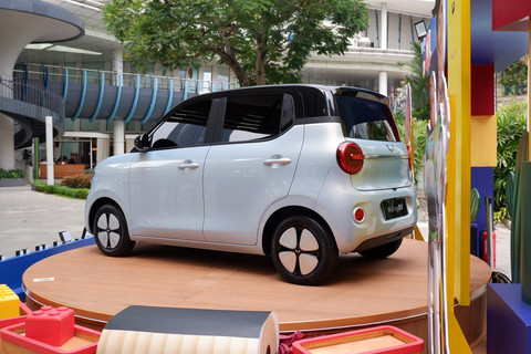 Mobil listrik Wuling EV di Central Park Jakarta. Foto: Sena Pratama/kumparan