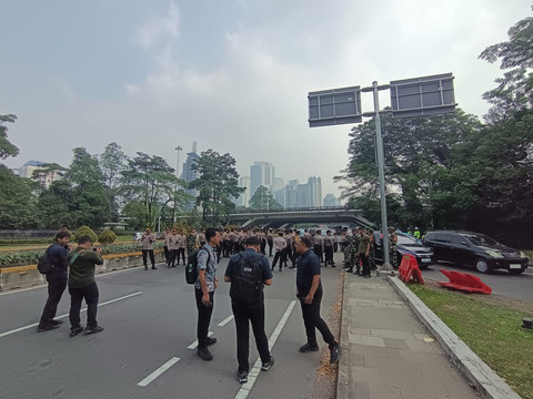 Polisi menutup jalan sudirman arah ke bundaran HI saat demo mahasiswa pada Jumat (12/6/2026). Foto: Jamal Ramadhan/kumparan