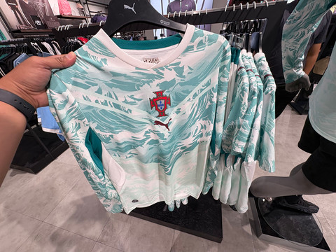 Jersey Piala Dunia 2026 di toko resmi Nike dan Puma Grand Indonesia, Jakarta pada Jumat (12/6). Foto: Argya Maheswara/kumparan