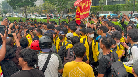 Masa mahasiswa berjalan kaki menuju ke bundaran Hotel Indonesia untuk aksi unjuk rasa, Jakarta, Jumat (12/6). Foto: Rayyan Farhansyah/kumparan