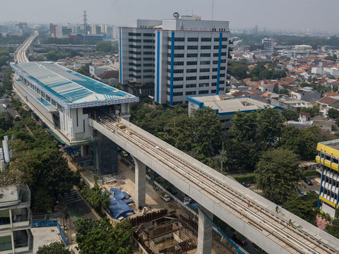 Foto udara proyek pembangunan stasiun Light Rail Transit (LRT) Jakarta Fase 1B Velodrome-Manggarai di Pramuka, Jakarta, Jumat (12/6/2026).  Foto: ANTARA FOTO/Fakhri Hermansyah