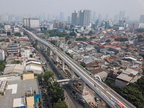 Foto udara proyek pembangunan stasiun Light Rail Transit (LRT) Jakarta Fase 1B Velodrome-Manggarai di Pramuka, Jakarta, Jumat (12/6/2026).  Foto: ANTARA FOTO/Fakhri Hermansyah