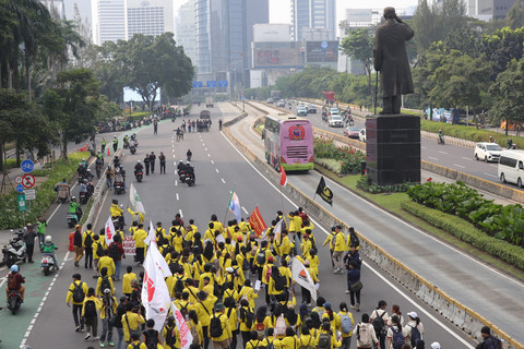 Massa berjalan ke arah Bundaran HI, pada Jumat (12/6/2026). Foto: Jamal Ramadhan/kumparan