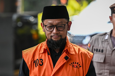 Tersangka kasus dugaan korupsi kuota haji Ishfah Abidal Aziz atau Gus Alex (kiri) berjalan menuju ruang pemeriksaan di Gedung Merah Putih KPK, Jakarta, Jumat (12/6/2026). Foto: Fauzan/ANTARA FOTO