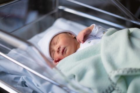 Ilustrasi bayi baru lahir di rumah sakit. Foto:  TheVisualsYouNeed/Shutterstock