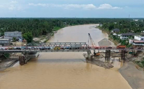 Pembangunan Jembatan Krueng Tingkeum di Kecamatan Kutablang, Kabupaten Bireuen, Aceh.  Foto: Dok. Satgas PRR