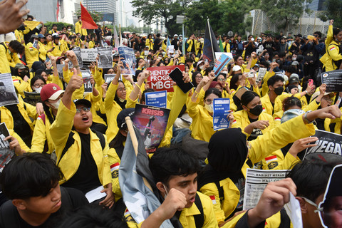 Mahasiswa melakukan aksi unjuk rasa di Jalan MH Thamrin, Jakarta, Jumat (12/6/2026). Foto: Indrianto Eko Suwarso/ANTARA FOTO