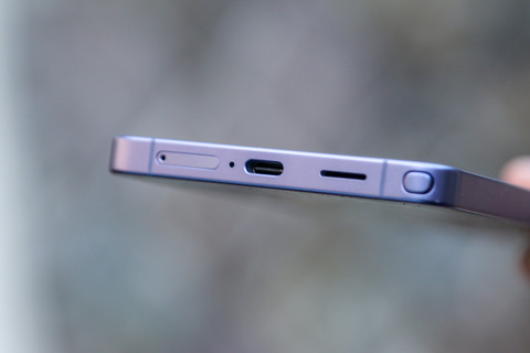 Sisi bawah Galaxy S26 Ultra diisi oleh port Nano SIM card, mikrofon, port USB-C, speaker, dan lubang S Pen. Foto: Syawal Darisman/kumparan